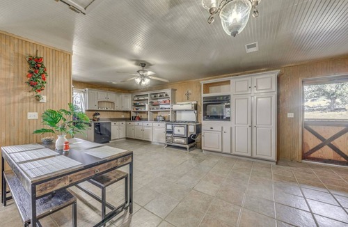 Glencoe House | Capitan Vacation Rental w/Grill, Near Ruidoso! Includes hottub!