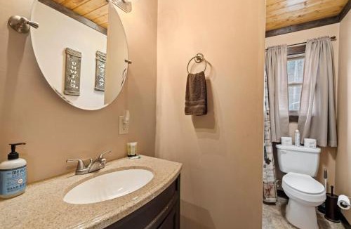 Dillsboro House | Cast Away - Riverfront Cabin, Mountain Views, Fishing, and Hiking!