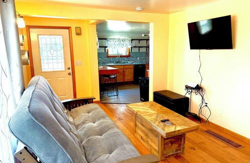 Champion House | CHARMING 2-BDR HOUSE MINUTES FROM LAKE MICHIGAMME! RENOVATED AND CLEAN!