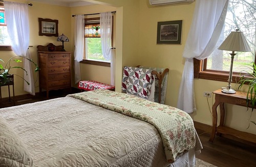 Ashland Other | Charming 2-bedroom farmhouse in serene Ashland with AC