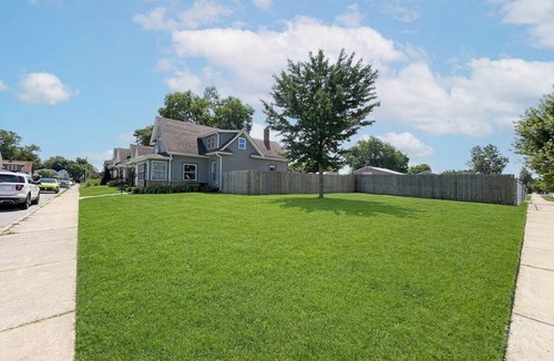 South Bend House | Charming 2-bedroom home, close to Downtown South bend and 5 mins away from ND