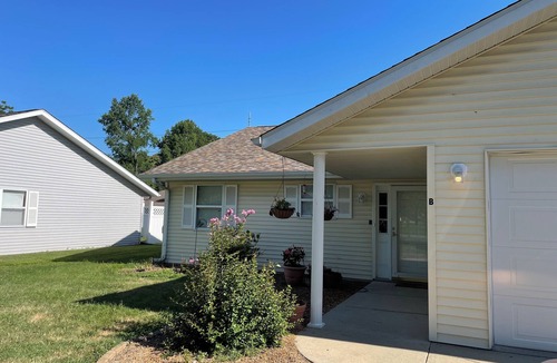 Murphysboro House | Charming 2-bedroom Condo with large driveway in Murphysboro sleeps up to 6