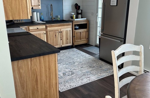 Warren South House | Charming 3-bedroom home on family-friendly quiet street in Warren