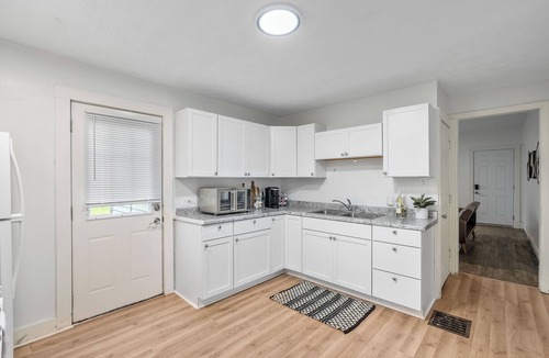 Battle Creek Apartment | Charming 3-bedroom apartment with AC - Walking Distance to Downtown!