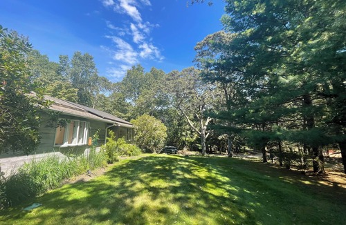 East Hampton House | Charming 3-bedroom house in peaceful East Hampton only moments from the Beach.