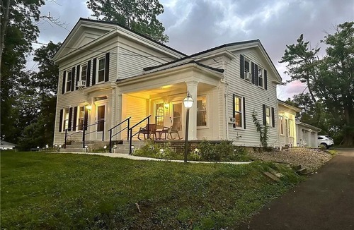 Orchard Park House | Charming 4-bedroom house with AC in Orchard Park - hometown of the Buffalo Bills