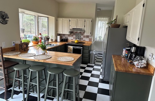 Rochester House | Charming 5 bedroom house in marvelous Rochester Hills with fitness room, WiFi