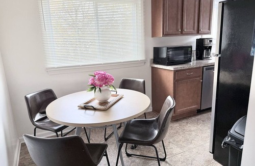 East Irondequoit Apartment | Charming Cozy 1-bedroom apartment in terrific suburban Irondequcit area