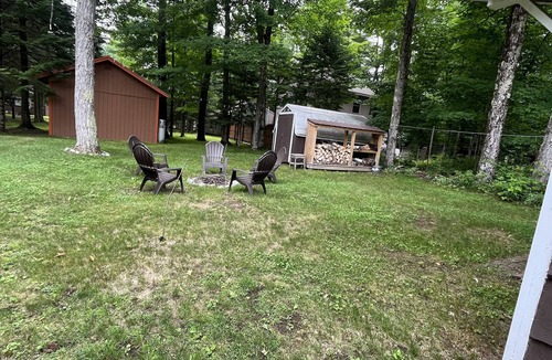 Town of Webb Cottage | Charming Eagle Bay Cottage — 2 min walk to private Fourth Lake beach!