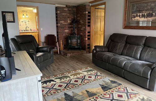 Town of Webb Cottage | Charming Eagle Bay Cottage — 2 min walk to private Fourth Lake beach!