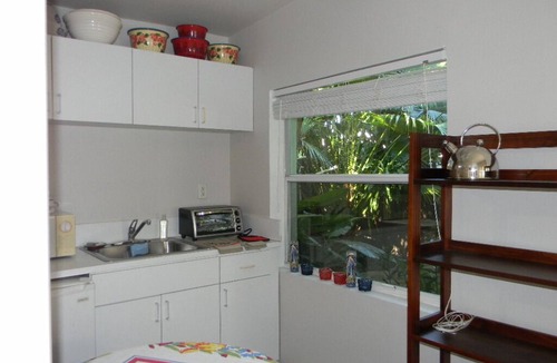East Little Havana Cottage | Charming Garden Cottage in Little Havana,Close to Calle 8 Breakfast included