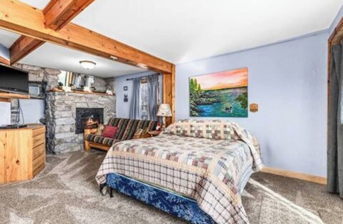 North Shore Hotel | Charming Getaway Near Duluth with Lake Views