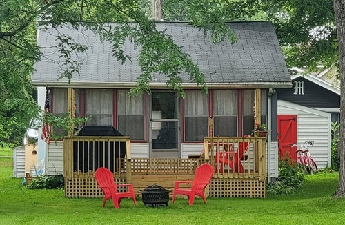 Lakeland House | Charming lake front house for the perfect getaway All sports lake, pet friendly