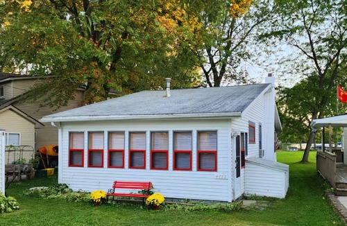 Lakeland House | Charming lake front house for the perfect getaway All sports lake, pet friendly