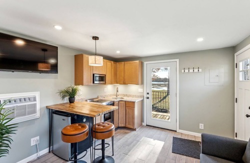 Kalamazoo Cabin | Charming Lakefront Cabin Amazing to Reconnect with Nature in Kalamazoo, Michigan