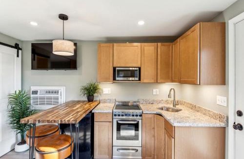 Kalamazoo House | Charming Lakefront Cabin Amazing to Reconnect with Nature in Kalamazoo, Michigan
