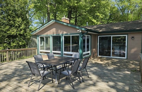 Bradley Cottage | Charming Lakefront Retreat with Sandy Beach – Perfect Getaway