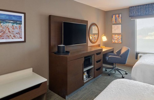 Smithfield Hotel | Charming Smithfield Stay: Complimentary Breakfast & Pool Access