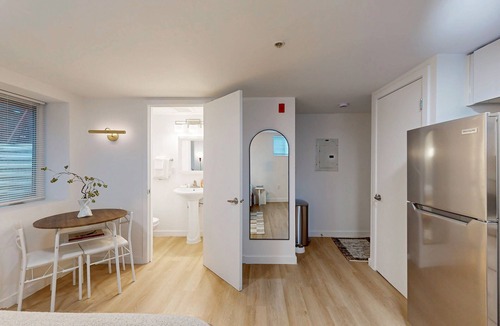 Lower Queen Anne Apartment | Charming Studio in Historic Gordon Apartments – Prime Lower Queen Anne Location!