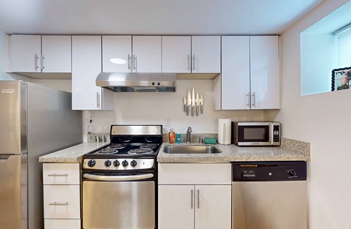 Lower Queen Anne Apartment | Charming Studio in Historic Gordon Apartments – Prime Lower Queen Anne Location!