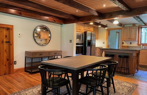 Hyde Park House | Cheerful Circa 1700 3 Bedroom Farmhouse