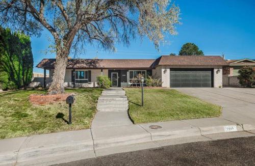 Northeast Heights House | Chic 5 Bed Rooms Boho Retreat with - Games & Outdoor Movies!