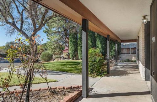 Northeast Heights House | Chic 5 Bed Rooms Boho Retreat with - Games & Outdoor Movies!