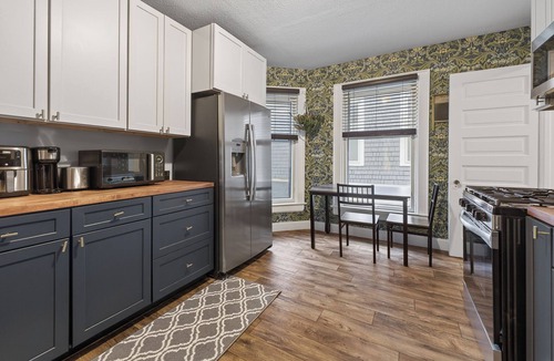 Grand Rapids Apartment | Classic Heritage Hill Remodeled 2 Bedroom with Bold and Warm Colors