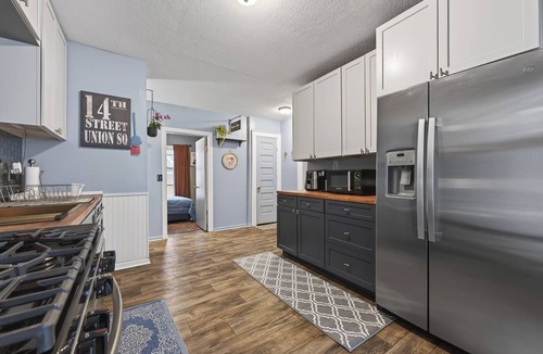 Grand Rapids Apartment | Classic Heritage Hill Remodeled 2 Bedroom with Bold and Warm Colors