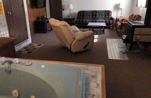 Wakefield Ski Chalet | Clean, Comfortable and Quiet Chalet at the base of Jackson Creek Summit