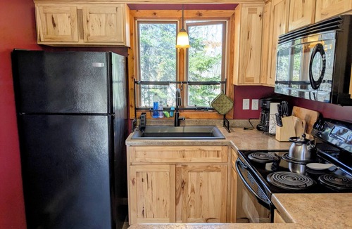 Stambaugh Ski Chalet | Clean & Cozy Private Hot Tub Sleeps 9 <10min Walk to Ski Brule