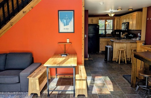 Stambaugh Ski Chalet | Clean & Cozy Private Hot Tub Sleeps 9 <10min Walk to Ski Brule