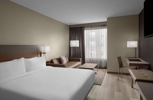 East Lansing Hotel | Close to MSU Campus + On-site Dining. Pool. Gym.