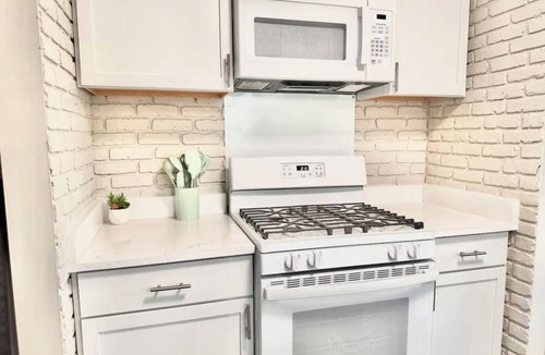 Madison Heights House | Colorful Retreat, w/ Firepit and 2 TV's. By Royal Oak!