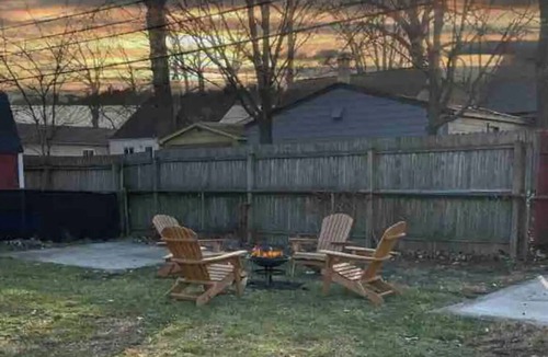 Madison Heights House | Colorful Retreat, w/ Firepit and 2 TV's. By Royal Oak!