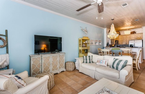 Pensacola Beach Condo | Come stay at guest favorite-Salty Kisses on the Beach!
