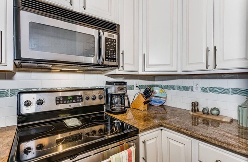 Pensacola Beach Condo | Come stay at guest favorite-Salty Kisses on the Beach!
