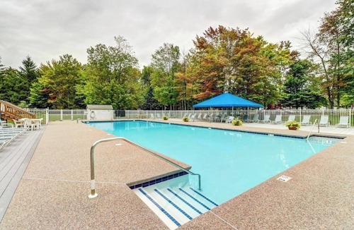 Warren Condo | Comfortable condo with pools, tennis, gym, sauna, & game room