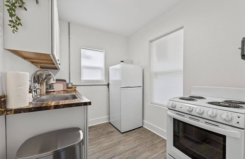 South Pensacola Cottage | Comfortable Studio minutes to Beaches & NAS