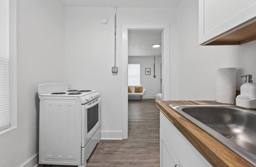 South Pensacola Cottage | Comfortable Studio minutes to Beaches & NAS