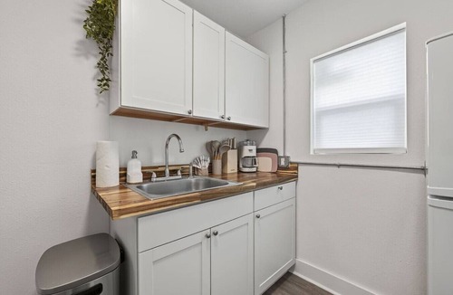 South Pensacola Cottage | Comfortable Studio minutes to Beaches & NAS