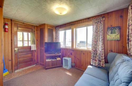 Stone Lake House | Convenient Cabin w/Access to 3 Boat Docks!