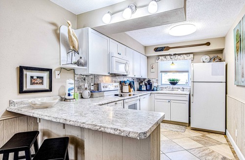 Pensacola Beach Condo | Convenient condo near beach with pool, balcony, & W/D - snowbird-friendly