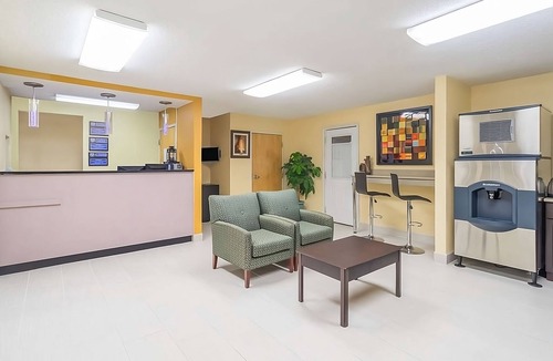 Lookout Valley Neighborhood Association Hotel | Convenient Stay in Knights Inn Chattanooga! Pet Friendly w/Seasonal Pool!