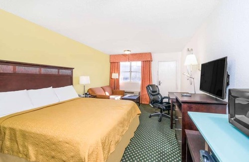 Lookout Valley Neighborhood Association Hotel | Convenient Stay in Knights Inn Chattanooga! Pet Friendly w/Seasonal Pool!