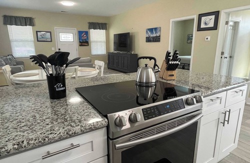 East Hill House | Cottage on 10th Cozy Retreat Near Downtown & Beach