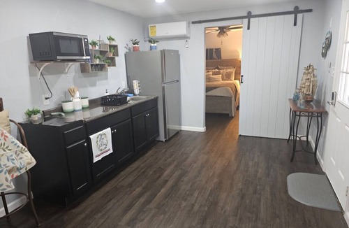 West Pensacola House | Cozy 1-bedroom house in adorable Pensacola with AC