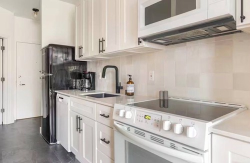Belltown Condo | Cozy 1 BR condo in Seattle- Belltown area- with free parking, gym, pool, hot tub
