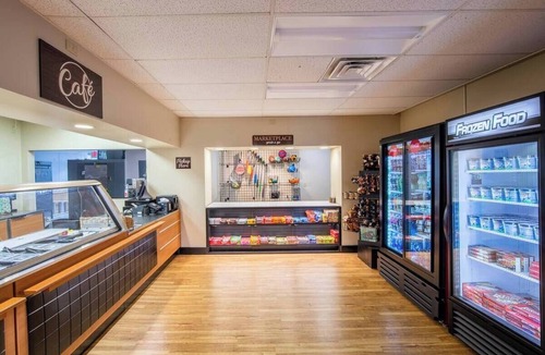 South Lee Apartment | Cozy 2-bedroom apartment with fitness room, WiFi in fabulous Lee