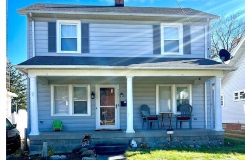 Bedford House | Cozy 3BR farmhouse retreat with fenced back yard